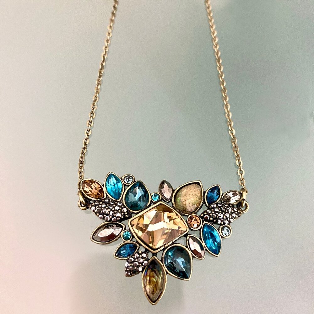 Gemstone pendant necklace